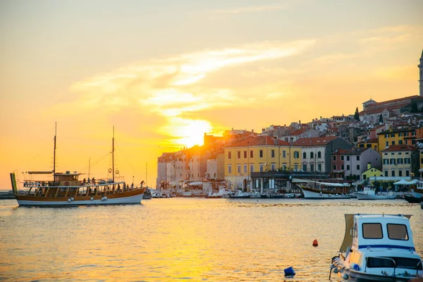 Vista Hermosa Ciudad Vieja Rovinj Croacia Barcos Atardecer Bahía —  Fotos de Stock