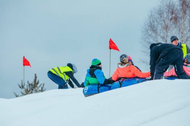LVIV, UKRAINE - 7 Ocak 2019: kış eğlencesi aktiviteleri. Tepeden aşağıya kar borusuyla git. itme
