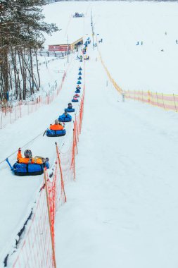 Kar boruları için sıra. İnsanları tepeye çek. kış aktiviteleri