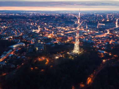 Yüksek kalenin havadan görüntüsü ve Iviv şehrinin yakınındaki kopya alanı