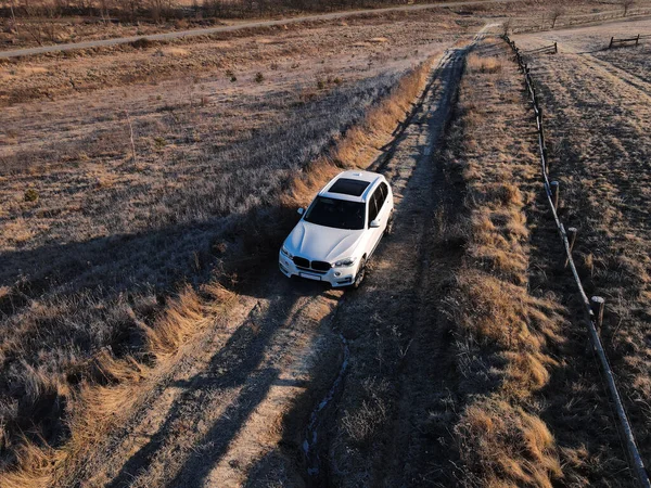 Górny Widok Samochód Suv Jadący Drogą Miejsca Kopiowania — Zdjęcie stockowe