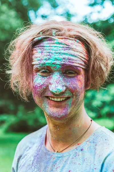 Retrato Jovem Homem Feliz Sujeira Tintas Holi Festa Indiana — Fotografia de Stock