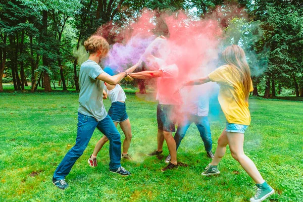 Jovens Amigos Felizes Feriado Tradicional Indiano Holi Fest — Fotografia de Stock