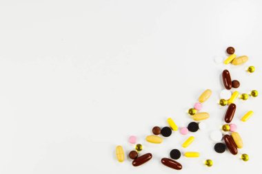 beyaz arkaplan üzerindeki haplar kopyalama alanı