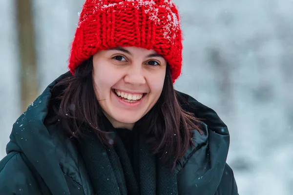 Portret Femeie Tânără Frumoasă Costum Iarnă Mijlocul Pădurii Zăpadă — Fotografie, imagine de stoc