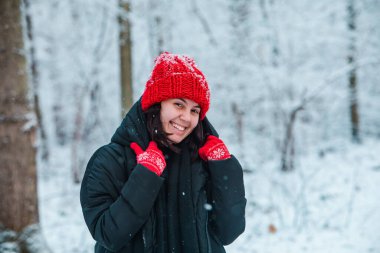 Kar ormanlarının ortasında, kışlık kıyafetli güzel bir kadının portresi..