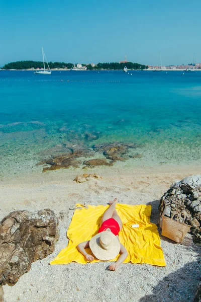 Kvinna Sola Havet Stranden Solig Dag Sommarsemester Koncept — Stockfoto