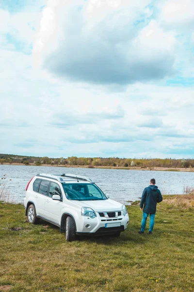 Homem Perto Carro Branco Suv Praia Lago Tempo Nublado Espaço — Fotografia de Stock