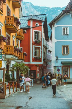 Hallstatt, Avusturya - 15 Haziran 2019: Turist sokağı insan kaynıyor. seyahat kavramı