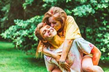 Genç ve güzel çift Holi festivalinde eğleniyor.