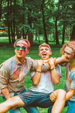 Arkadaşlar Holi festivalinde eğleniyor.