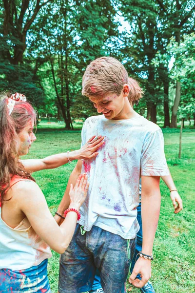 Holi Festivalinde genç ve mutlu arkadaşlar — Stok fotoğraf