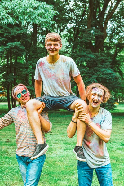 Freunde haben Spaß beim Holi-Fest — Stockfoto