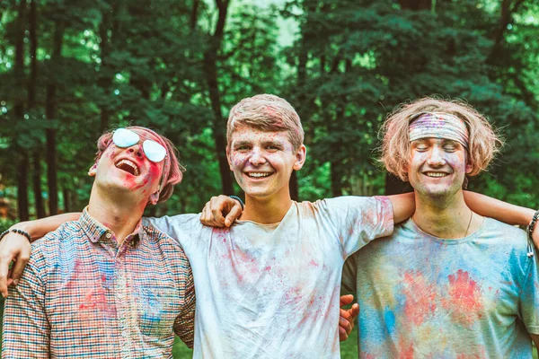 Amigos divirtiéndose en holi fest — Foto de Stock