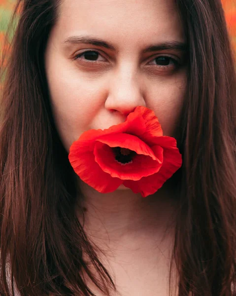 Joven Impresionante Modelo Mujer Posando Con Flores Amapola Cerca —  Fotos de Stock