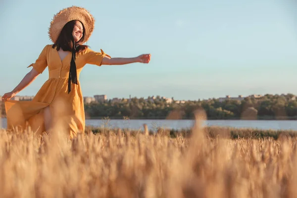 Femme Robe Soleil Jaune Marchant Par Champ Blé Heure Été — Photo