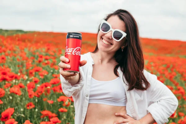 Lwów Ukraina Czerwca 2020 Kobieta Pijąca Coca Colę Stojąca Polu — Zdjęcie stockowe