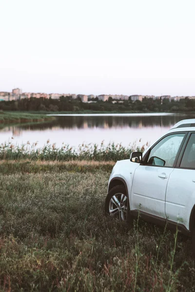 Θέα Του Suv Αυτοκίνητο Στη Λίμνη Της Πόλης Παραλία Στο — Φωτογραφία Αρχείου