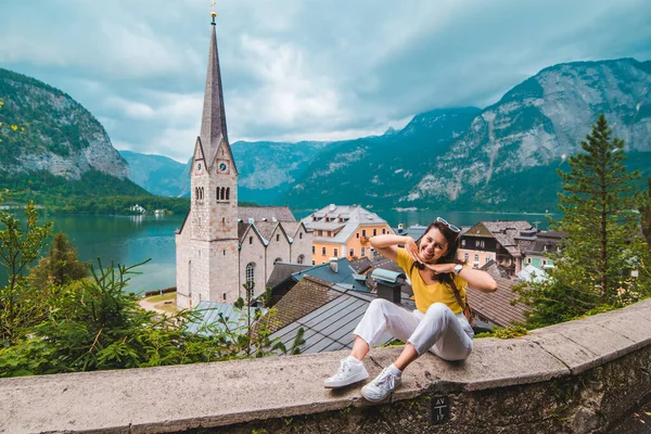 Mujer Con Mochila Sentado Disfrutando Competencia Hallstatt Austria Concepto Viaje — Foto de Stock
