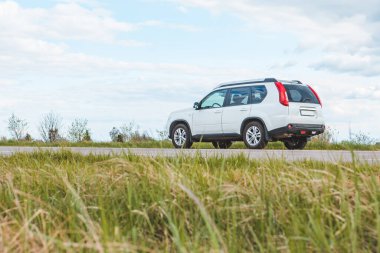 Yol kenarında beyaz SUV arabası. Yolculuk konsepti