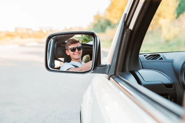 Jovem Bonito Homem Confiante Dirigindo Carro Viagem Rodoviária — Fotografia de Stock