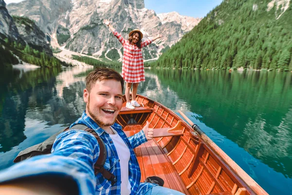 Pareja Romántica Cita Barco Lago Montaña Espacio Copia — Foto de Stock