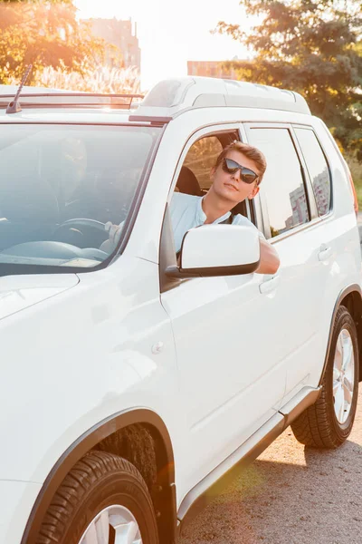 Jovem Bonito Homem Confiante Dirigindo Carro Viagem Rodoviária — Fotografia de Stock