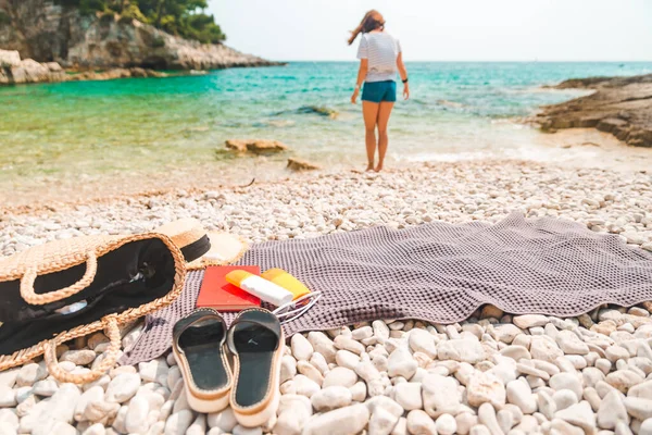 穿着夏装的年轻漂亮的女人带着海滩用品在海滨毛毯边走着过暑假 — 图库照片