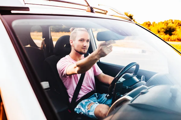 Jovem Bonito Homem Confiante Dirigindo Carro Viagem Rodoviária — Fotografia de Stock