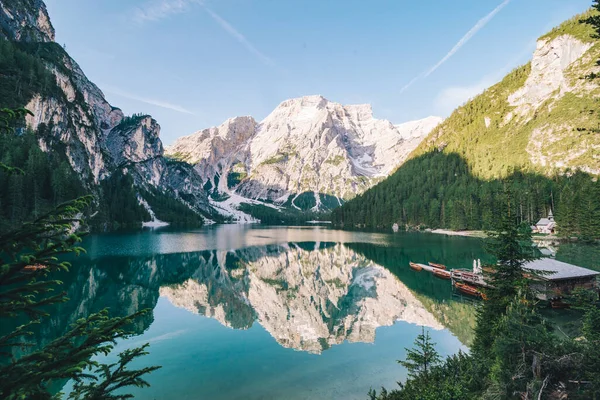 Krajina Pohled Alpské Jezero Letní Čas Odraz Vodní Hladině — Stock fotografie