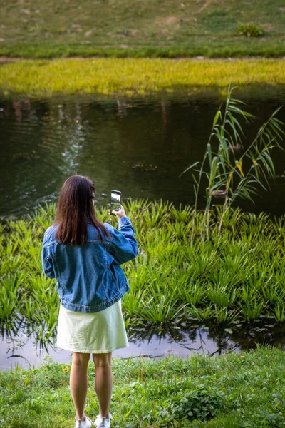 Жінка Відпочиває Біля Озера Міському Громадському Парку Скопіювати Місце — стокове фото