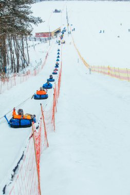 Kar boruları için sıra. İnsanları tepeye çek. kış aktiviteleri