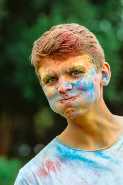 Portrét Mladého Šťastného Muže Špíny Holi Barvách Indický Festival — Stock fotografie