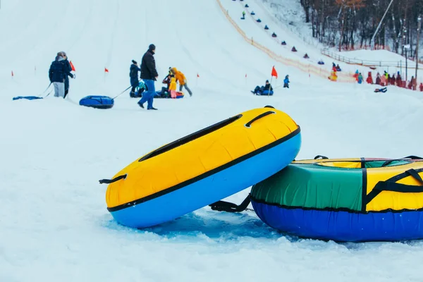 Anéis Tubos Neve Perto Colina Fundo Inverno Lazer Familiar — Fotografia de Stock