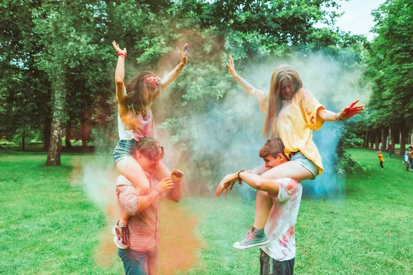 Holi Festivali Nde Genç Mutlu Arkadaşlar Geleneksel Hint Bayramında — Stok fotoğraf