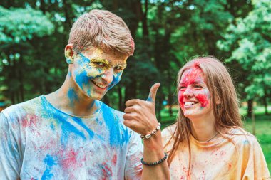 Genç ve güzel bir çift Holi festivalinde eğleniyor. Bahar Festivali