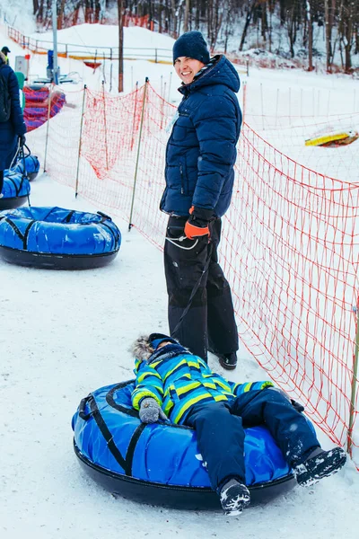 Línea Para Tubos Nieve Llevar Gente Colina Actividades Invierno —  Fotos de Stock