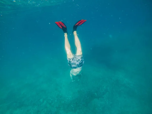 Homme Sous Marin Dans Des Nageoires Regardant Fond Marin Vacances — Photo