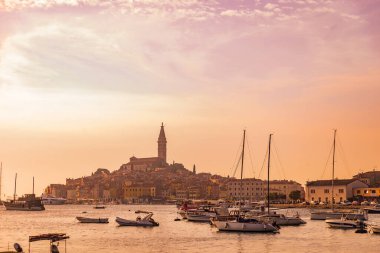 Hırvatistan 'ın Rovinj kentinin şehir manzarası gün batımında. Boşluğu kopyala