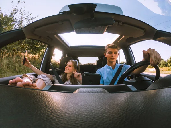 Junges Glückliches Paar Auto Road Trip — Stockfoto
