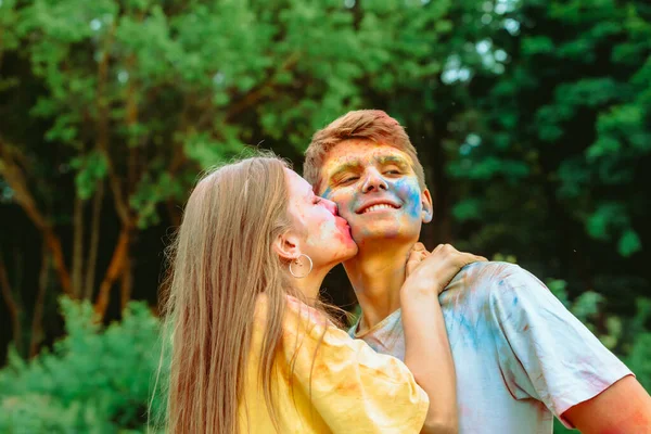 Genç Güzel Bir Çift Holi Festivalinde Eğleniyor Bahar Festivali — Stok fotoğraf