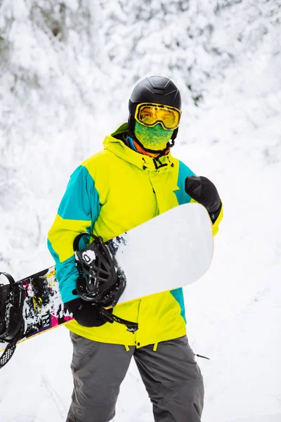 スキー用具の男スノーボーダーコピースペース — ストック写真