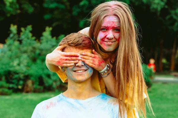 Genç Güzel Bir Çift Holi Festivalinde Eğleniyor Bahar Festivali — Stok fotoğraf