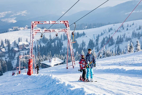 Dragobrat Oekraïne Januari 2021 Mensen Die Met Een Skijuk Heuvel — Stockfoto