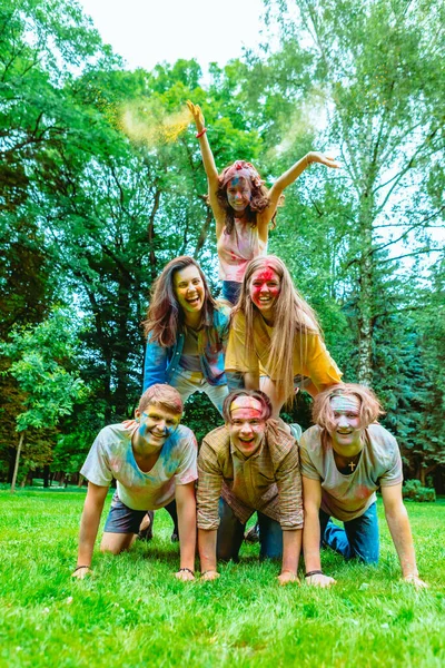 Mladí Šťastní Přátelé Holi Festu Indické Tradiční Svátky — Stock fotografie