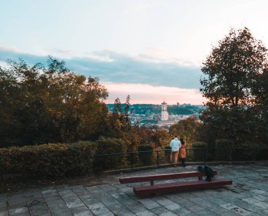 Çiftler, sonbahar mevsiminin üzerinde gün batımını seyrediyorlar.