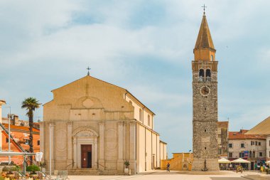Umag, Hırvatistan - 6 Haziran 2019: Eski kilise kulesi. Boşluğu kopyala