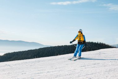 Kadın gökyüzünde yamaçtan kayıyor Boşluğu kopyala
