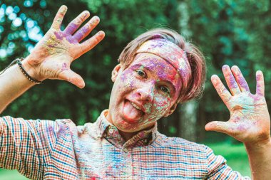 Holi resimlerinde genç ve mutlu bir adamın portresi. Hint festivali