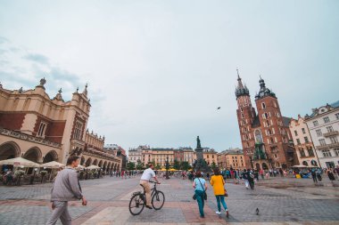 Krakow, Polonya - 16 Haziran 2019: Eski Avrupa pazar karesi seyahat kavramı